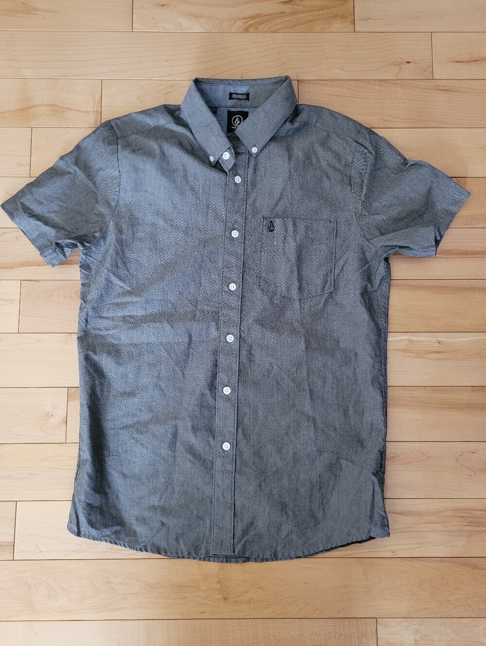 Volcom men's size small button up short sleeve shirt